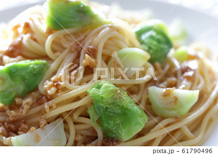 緑の野菜の蕾なやグリーンアスパラガスの春パスタ 61790496