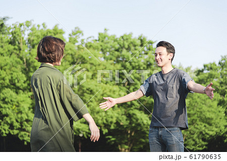 ハグをする若いカップル ハグをする若いカップル 61790635