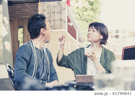 カフェでラブラブの若いカップル カフェでラブラブの若いカップル 61790641