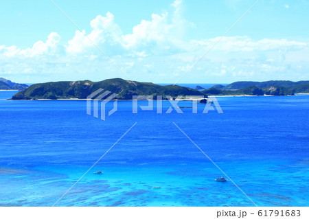 青空と渡嘉志久ビーチの写真素材