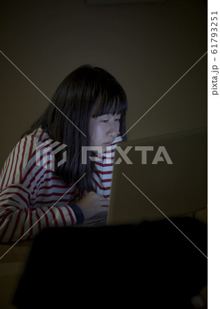 夜中にパソコンを見る子ども 夜中にパソコンを見る子ども 61793251