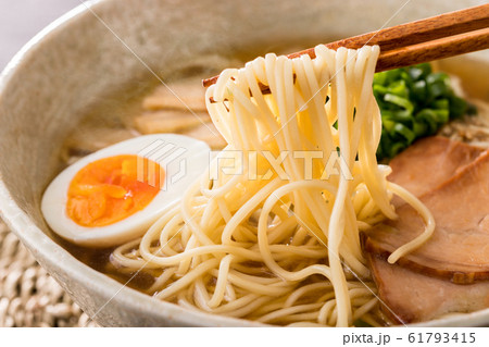 ほんわか湯気の立つ、熱々の醤油ラーメンのアップ ほんわか湯気の立つ、熱々の醤油ラーメンのアップ 61793415