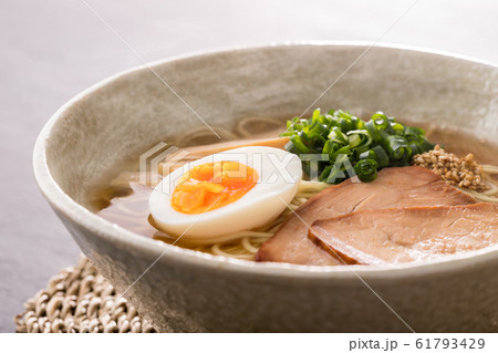 ほんわか湯気の立つ、熱々の醤油ラーメンのアップ ほんわか湯気の立つ、熱々の醤油ラーメンのアップ 61793429