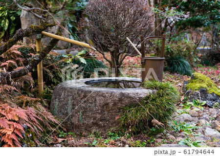 つくばい　和風庭園　手水鉢 61794644