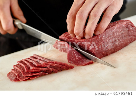 肉をスライスする男性	 61795461