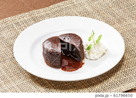 ショコラケーキ　フォンダンショコラ　とろけるチョコレートケーキ　イメージ素材 61796650