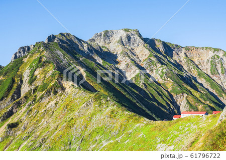 秋の五竜岳登山 （白岳から五竜岳・五竜山荘を望む） 61796722