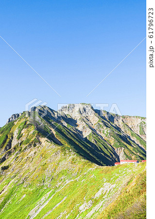 秋の五竜岳登山 （白岳から五竜岳・五竜山荘を望む） 61796723