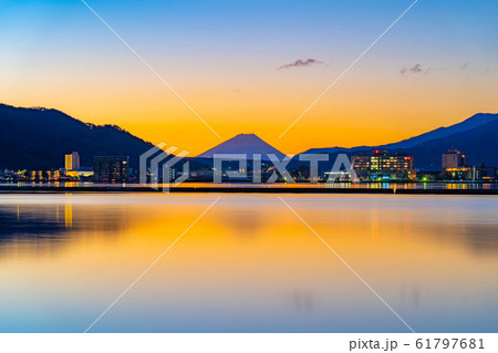 諏訪湖から見る朝焼けと富士山 長野県 の写真素材