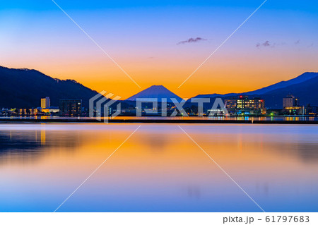 諏訪湖から見る朝焼けと富士山　【長野県】 61797683