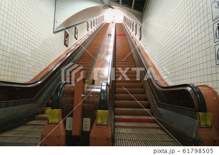 シュヘルド川の地下を通る聖アンナトンネルの木製エスカレーター 61798505