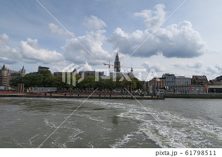 スヘルデ川から撮影したアントワープの街 61798511
