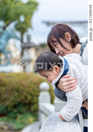 神社で遊ぶ幼児と母親 神社で遊ぶ幼児と母親 61799046