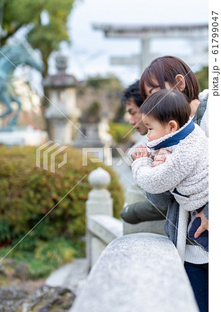神社で遊ぶ幼児と母親 61799047