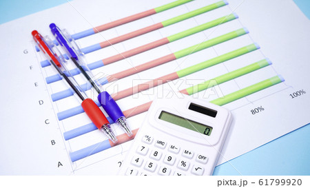 グラフ　ビジネス書類　イメージ 61799920