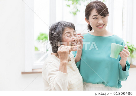 家族 歯磨き 家族 歯磨き 61800486