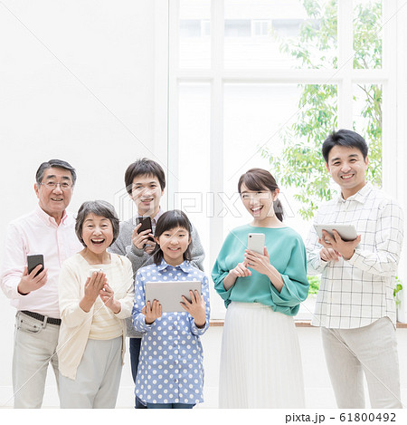 三世代家族　スマートフォン　タブレット　5G 61800492