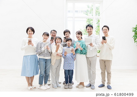 三世代家族　スマートフォン　タブレット　5G 61800499