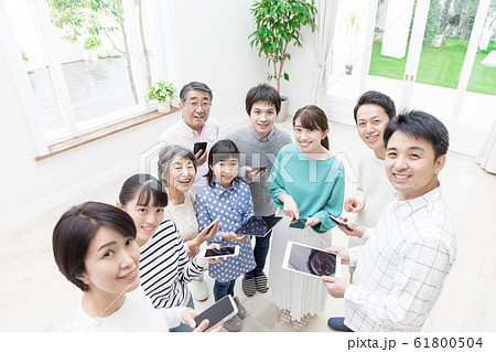 三世代家族　スマートフォン　タブレット　5G 61800504