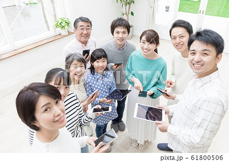 三世代家族　スマートフォン　タブレット　5G 61800506