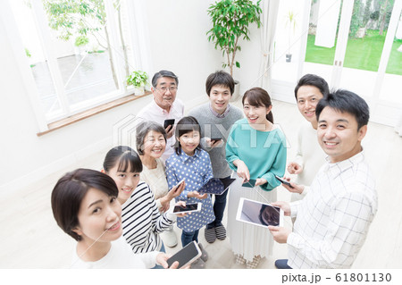 三世代家族　スマートフォン　タブレット　5G 61801130