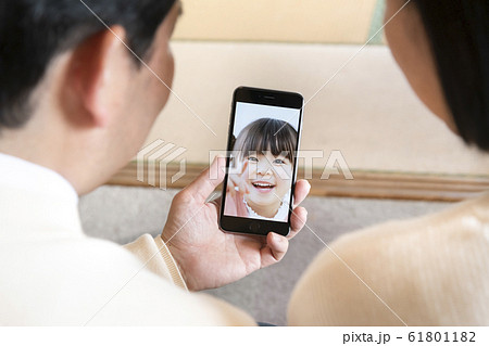 スマホで孫とビデオチャットする祖父母夫妻 イメージ スマホで孫とビデオチャットする祖父母夫妻 イメージ 61801182