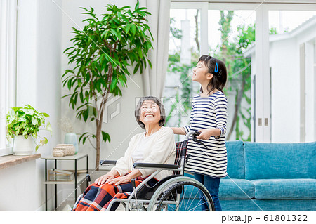 おばあちゃんと孫 61801322