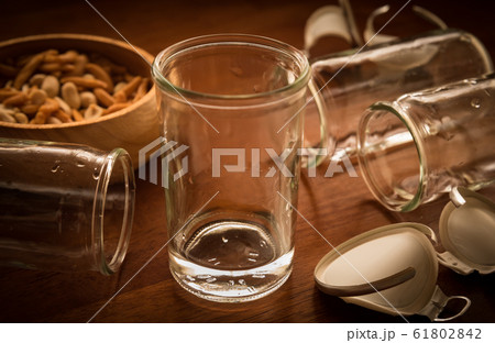 カップ酒　ワンカップ　飲みすぎ　ストレス解消　泥酔　悩み 61802842