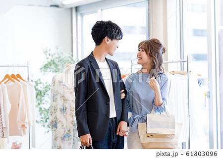 若い男女、カップル、ショッピング 若い男女、カップル、ショッピング 61803096