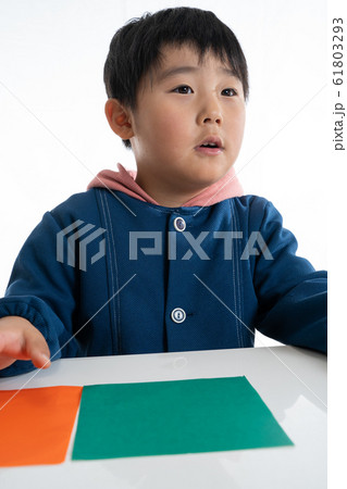折り紙 幼稚園児 男の子の写真素材