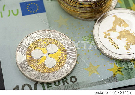 Close-up silver and gold bitcoin coins Close-up silver and gold bitcoin coins 61803415