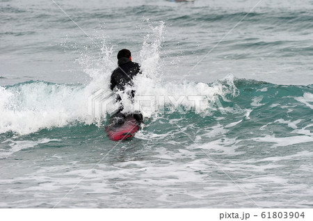 サーフィン 海 ビーチ 61803904