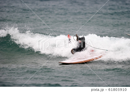 サーフィン 海 ビーチ 61803910