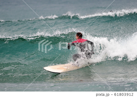 サーフィン 海 ビーチ 61803912