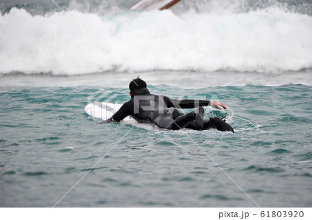サーフィン 海 ビーチ 61803920