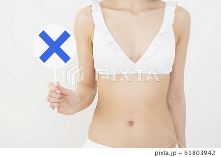 ×を出す女性 ダイエット ボディケア イメージ ×を出す女性 ダイエット ボディケア イメージ 61803942