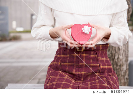 ハートを差し出す女性 61804974