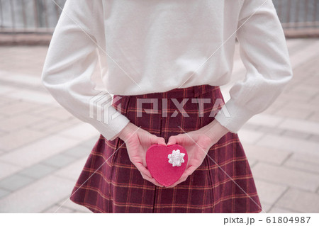 ハート　バレンタイン　後ろ姿　女性 61804987