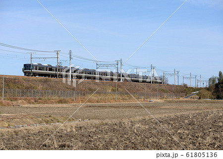 JR琵琶湖線を走る223系普通電車8両 61805136