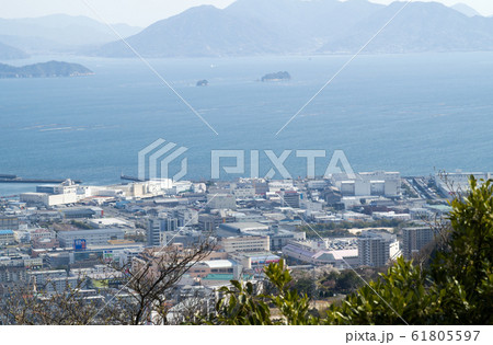 広島鈴が峰から広島湾と街並の眺め 61805597