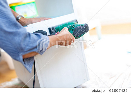 サンダーをかける男性　DIY 61807425