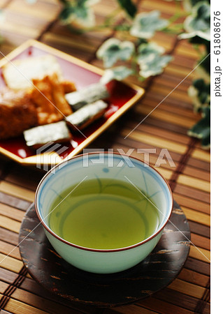 温かい緑茶とあられ 61808676