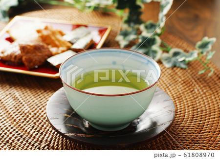 温かい緑茶とあられ 61808970