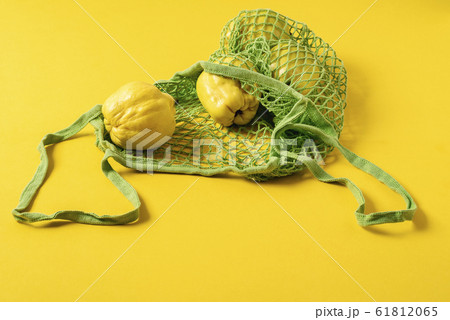 Quince fruits in reusable shopping bag. No plastic 61812065
