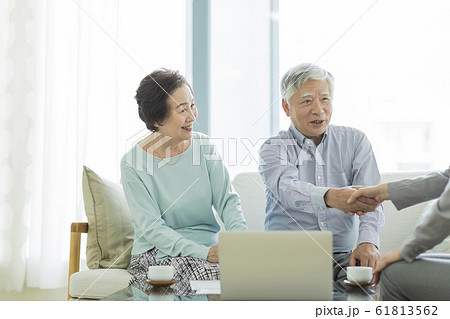 シニア夫婦 商談 シニア夫婦 商談 61813562