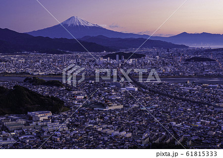 (静岡県)静岡市の街並みと富士山 夜明け (静岡県)静岡市の街並みと富士山 夜明け 61815333