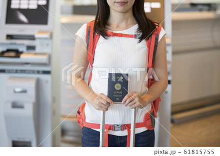 空港 チェックイン 女性 パスポート 空港 チェックイン 女性 パスポート 61815755