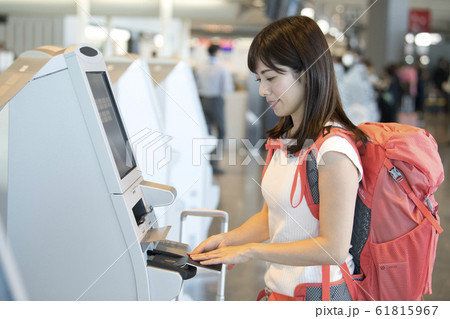 空港　チェックイン　女性 61815967