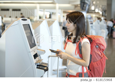 空港　チェックイン　女性 61815968