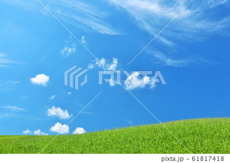 夏の青空と広い高原風景 61817418